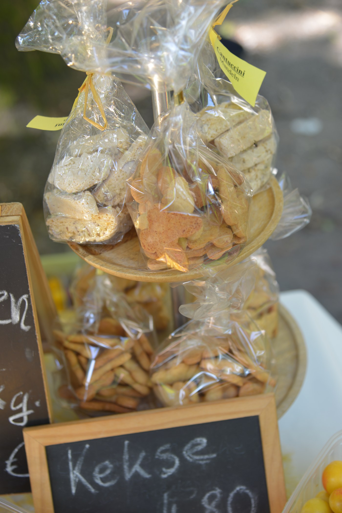 Hausgemachte Kekse von Hexenstübchen, abgepackt am Marktstand