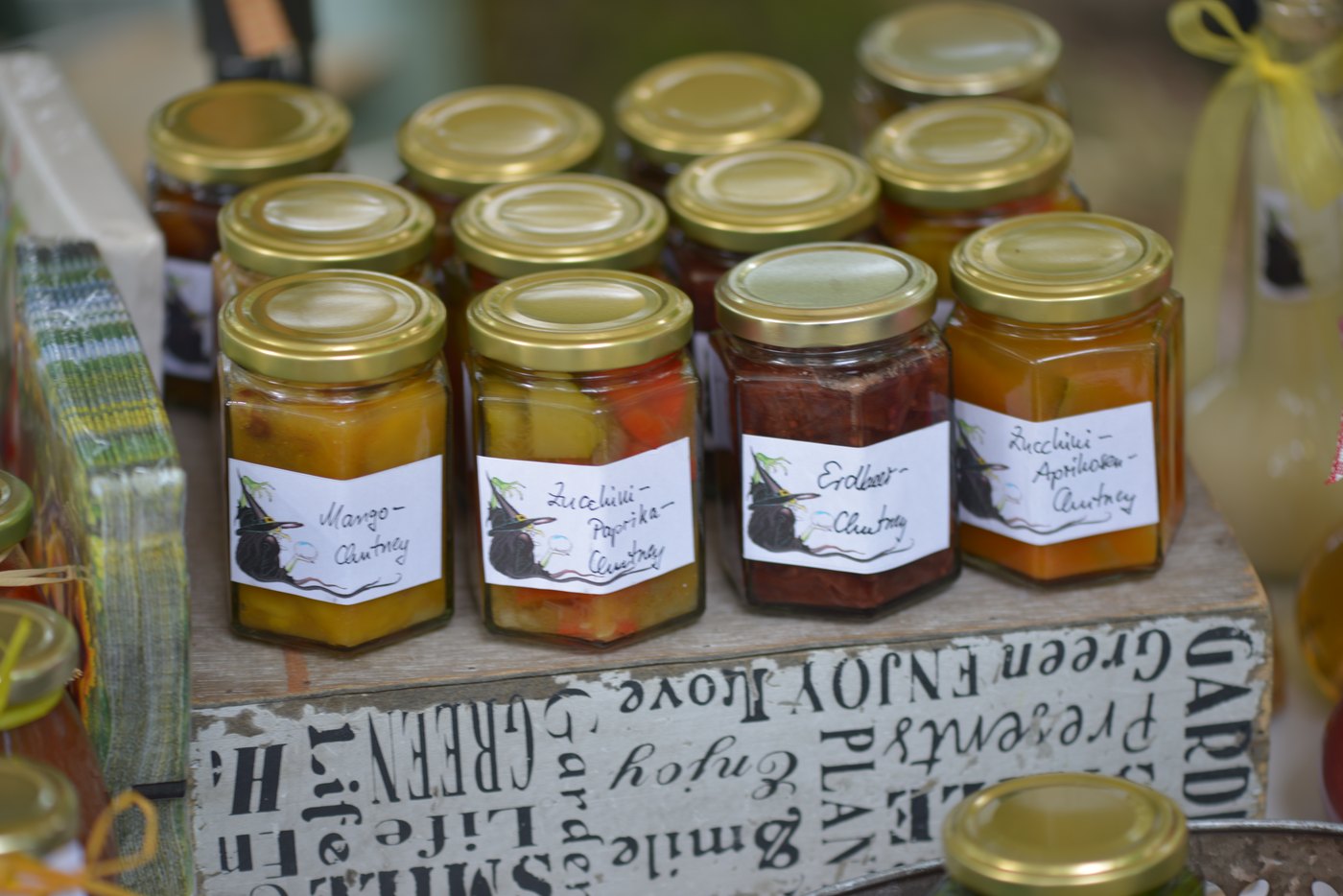 Handbeschriftete Chutney-Gläser vom Hexenstübchen: Mango, Zucchini-Paprika, Erdbeer und Zucchini-Aprikose