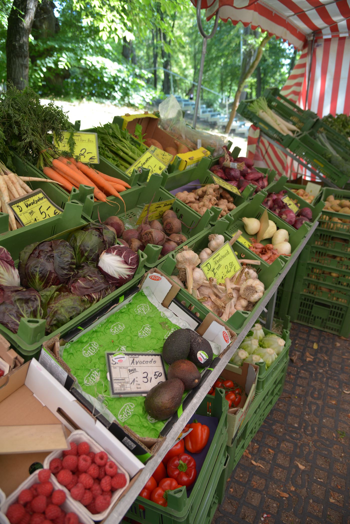 Gemüsestand mit Erntekisten von Gemüsebau Huber