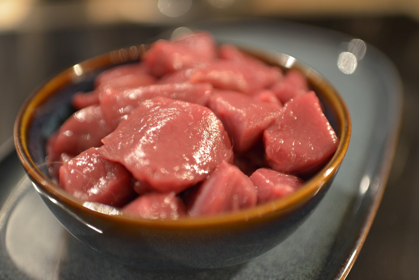 Frisch gewürfeltes Wildfleisch von JagdGenuss in der Schüssel